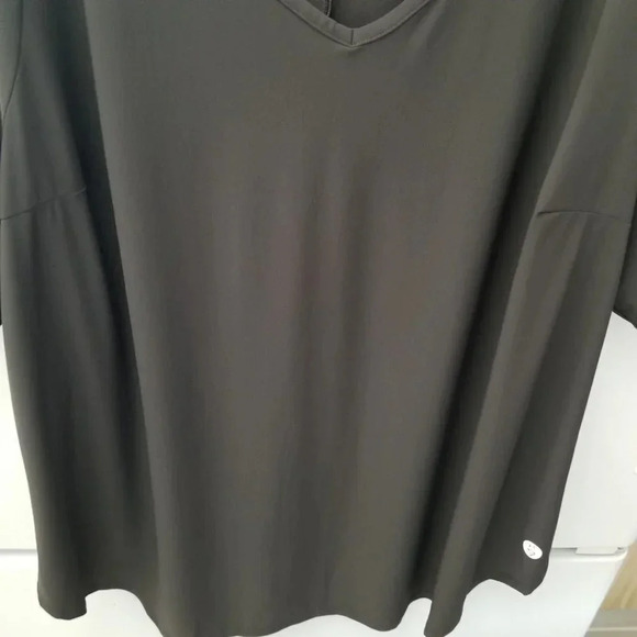 Torrid Athletic Wear Grey  V-Neck Short Sleeve Shirt Size 3X - Picture 5 of 6